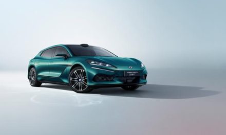 Daniel Craig Pamer Denza Rival Porsche 911 Bertenaga 1.000 HP