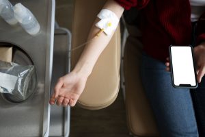 Mengenal IV Drip: Benarkah Efektif Untuk Stamina Atau Tren?