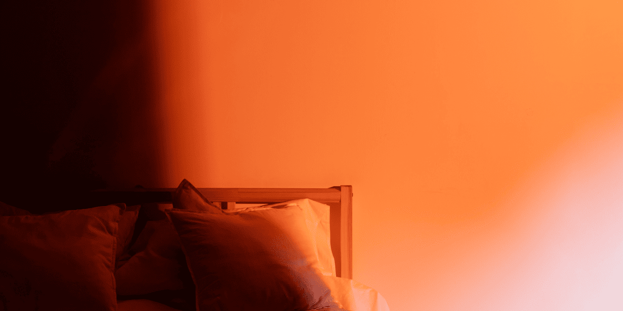 Hacks Kamar Tidur: Warna Lampu Merah Untuk Melatonin Alami