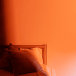 Hacks Kamar Tidur: Warna Lampu Merah Untuk Melatonin Alami