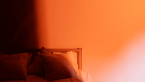 Hacks Kamar Tidur: Warna Lampu Merah Untuk Melatonin Alami