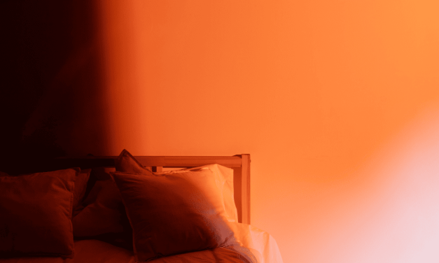 Hacks Kamar Tidur: Warna Lampu Merah Untuk Melatonin Alami