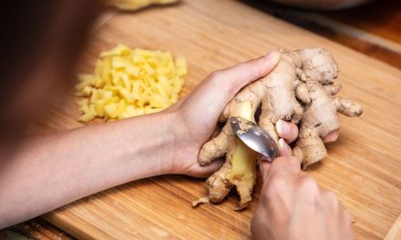 Trik Kupas Jahe Dan Kunyit Lebih Hemat: Gunakan Sendok Makan