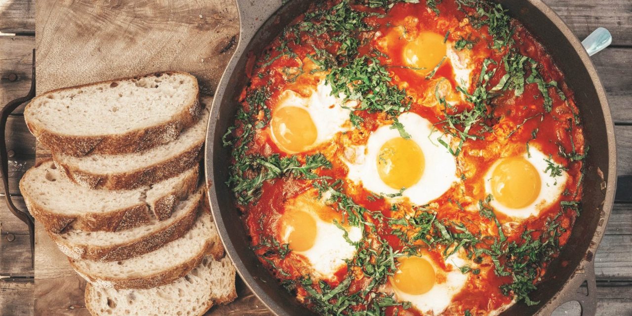 Mengenal Shakshuka Tunis: Telur Poached Saus Tomat Pedas