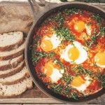 Mengenal Shakshuka Tunis: Telur Poached Saus Tomat Pedas