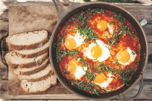 Mengenal Shakshuka Tunis: Telur Poached Saus Tomat Pedas