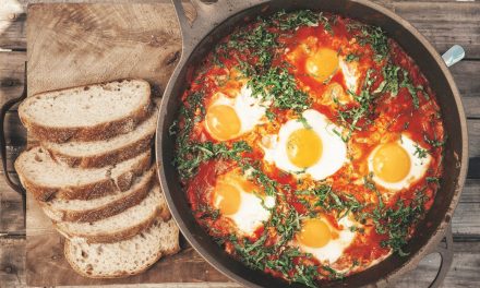 Mengenal Shakshuka Tunis: Telur Poached Saus Tomat Pedas