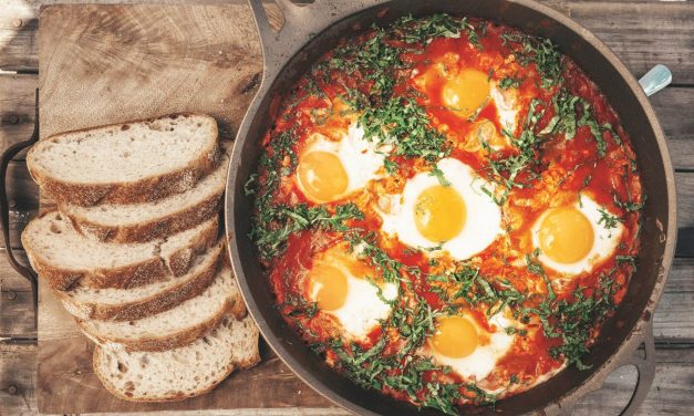 Mengenal Shakshuka Tunis: Telur Poached Saus Tomat Pedas