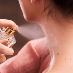 Awas Iritasi Leher: Hindari Semprot Parfum Beralkohol Saat Terik