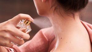 Awas Iritasi Leher: Hindari Semprot Parfum Beralkohol Saat Terik
