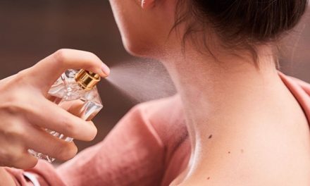 Awas Iritasi Leher: Hindari Semprot Parfum Beralkohol Saat Terik