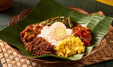 Menikmati Nasi Bogana Berbalut Daging Terik Dan Ayam Suwir